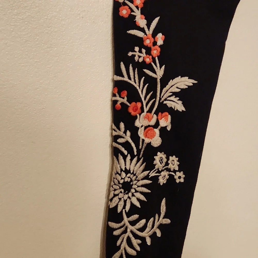 Classic black leggings with chic embroidery by JOHNNY WAS. - Picture 3 of 6